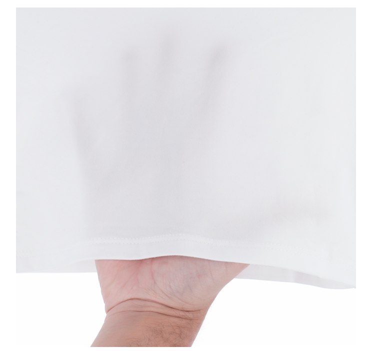 Detalle del tejido y costura de camiseta infantil de tirantes
