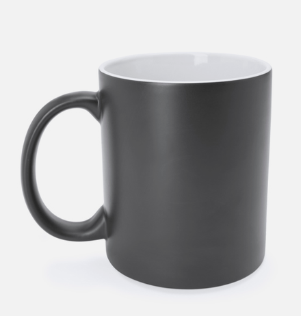 Taza mágica personalizada negra antes de añadir una bebida caliente